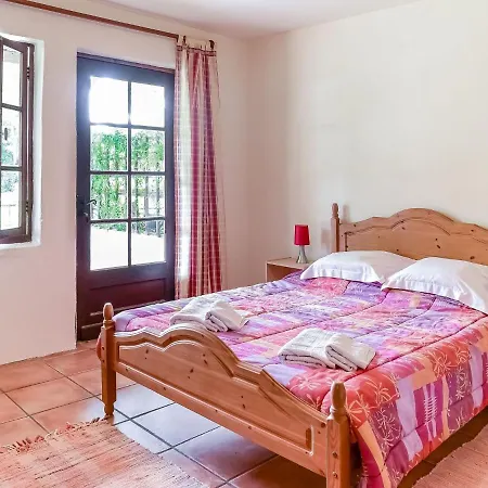 Dom wakacyjny Plush Holiday In Lacapelle-biron With Garden